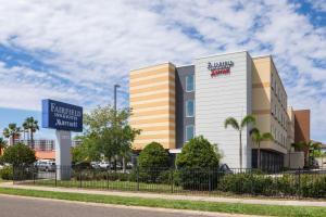 un hotel con un cartel frente a un edificio en Fairfield Inn & Suites by Marriott Orlando Kissimmee/Celebration en Orlando