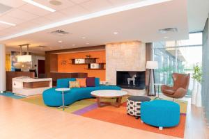 sala de estar con sofá azul y chimenea en Fairfield Inn & Suites by Marriott Orlando Kissimmee/Celebration en Orlando