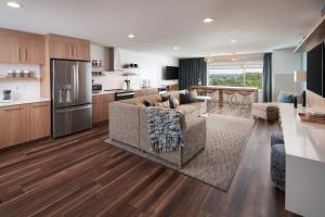奧蘭多的住宿－Element Orlando International Drive，厨房以及带沙发和桌子的客厅。