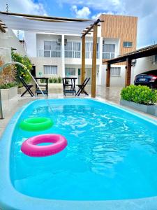 uma piscina com dois frisbees em VILLAGE 737 - Flat 02 Quartos em Aracaju