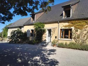 a large yellow house with a driveway at Le Theureau Gîte voor 6 personen in Millay +9 photos