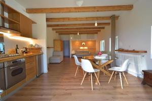 Kuchyň nebo kuchyňský kout v ubytování Shambala Home Loft Sole