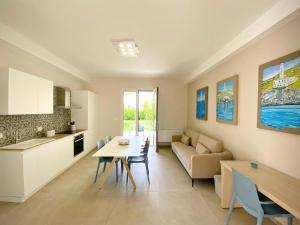 een keuken en woonkamer met een tafel en een bank bij Terra Home Resort in Spongano
