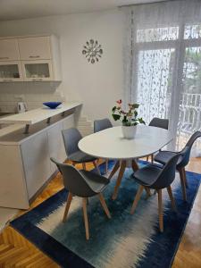Kuchyň nebo kuchyňský kout v ubytování Apartman Lila