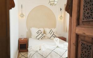 Postel nebo postele na pokoji v ubytování Riad Anahata Marrakech + 71 fotografií