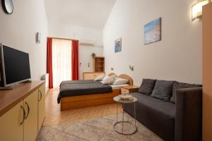 ein Wohnzimmer mit Sofa und Fernseher in der Unterkunft Oasis of peace - Lavica Premium Apartments in Podstrana