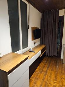 a room with a desk with a tv in it at SEA bed and restaurant 1 in Borsh