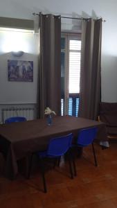 メッシーナにあるSole Urbanoのダイニングルーム(青い椅子、カーテン付)