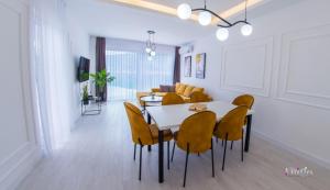 Un comedor y una sala de estar con mesa y sillas. en Royal Terrace Apartments, en Konjic