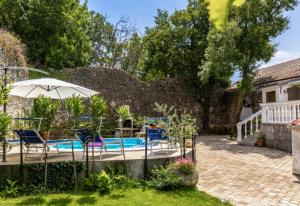 Zahrada ubytování Amazing,full privacy holiday home with swimming pool l & hot tub