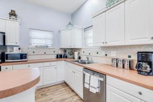 Φωτογραφία από το άλμπουμ του 6BDRM Beach Home - Oceanviews - Recently Renovated - Shared Pool & HotTub σε Port Aransas