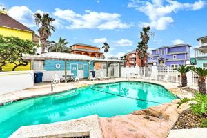Bazén v ubytování 6BDRM Beach Home - Oceanviews - Recently Renovated - Shared Pool & HotTub nebo v jeho okolí