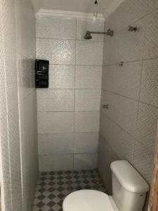 un piccolo bagno con wc e doccia di @BeachHouseItamaraca a Vila Velha