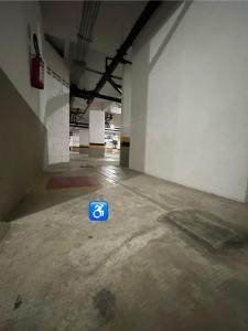 ein leeres Zimmer mit blauem Schild auf dem Boden in der Unterkunft Locação Temporada - Condomínio Praia do Arpoador in Peruíbe