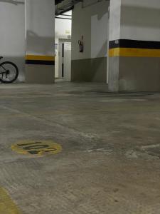 eine leere Parkgarage mit einem Fahrrad in der Garage in der Unterkunft Locação Temporada - Condomínio Praia do Arpoador in Peruíbe