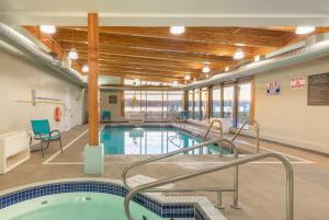 Bazén v ubytování Comfort Inn & Suites nebo v jeho okolí