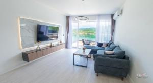 Una sala de estar con un sofá y un televisor. en Royal Terrace Apartments, en Konjic 258 fotos más
