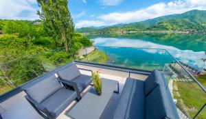 vistas al lago desde el balcón de una casa en Royal Terrace Apartments, en Konjic