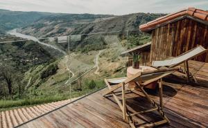 CristosendeCasiñas do Sil的山景甲板上的椅子