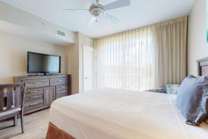 1 dormitorio con 1 cama y TV de pantalla plana en Elation #5216 en Destin