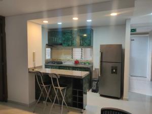 Η κουζίνα ή μικρή κουζίνα στο Apto PARAÍSO LAS PALMAS-RICAURTE +8 φωτογραφίες