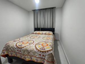 Ένα ή περισσότερα κρεβάτια σε δωμάτιο στο Apto PARAÍSO LAS PALMAS-RICAURTE