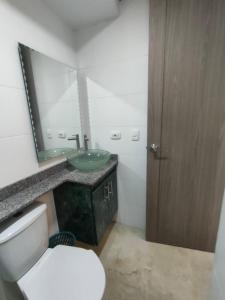 Ένα μπάνιο στο Apto PARAÍSO LAS PALMAS-RICAURTE