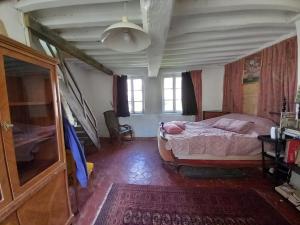 En eller flere senge i et værelse på Maison dans charmant petit jardin