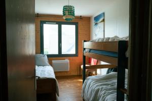 Ένα ή περισσότερα κρεβάτια σε δωμάτιο στο L'Ankou guest house +18 φωτογραφίες