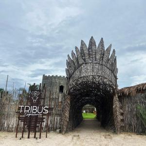 een toegang tot een gebouw met een houten boog bij Pousada TRIBUS experience in Prea