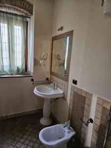un bagno con lavandino e WC di Gate 295 a Livorno