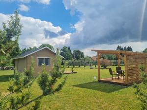 a garden with a cabin and a picnic table at Jootme-Andruse Puhkemaja in Kuressaare