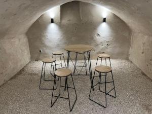 Un grupo de cuatro taburetes de bar en una habitación. en Peace & Loire, en Cosne-Cours-sur-Loire 20 fotos más
