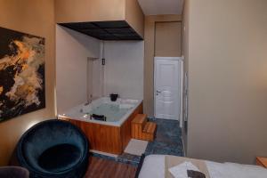 伊斯坦堡的住宿－THE BEYBÛN HOTEL，带浴缸和卫生间的浴室。