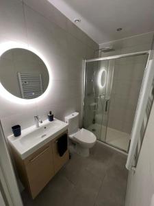 Un baño con lavabo, inodoro y espejo. en Peace & Loire, en Cosne-Cours-sur-Loire