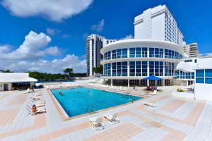 una piscina frente a un edificio en SeaStays ~ Oceanfront Apartments, en Miami Beach