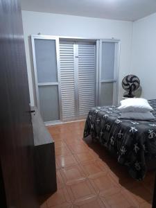 Postel nebo postele na pokoji v ubytování Sobrado beira mar com vista deslumbrante