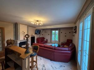 una sala de estar con un sofá y una mesa en Agréable maison de ville avec tout à proximité, en Saint-Dizier