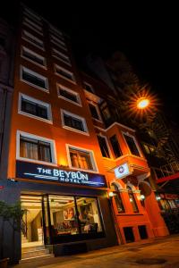 um edifício laranja com uma placa em frente a uma loja em THE BEYBÛN HOTEL em Istambul