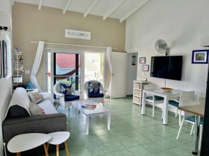 Sjónvarps- og/eða afþreyingartæki á Lagoon Ocean Resort 2 bdrm/2bath with beach access