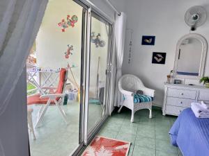 Rúm í herbergi á Lagoon Ocean Resort 2 bdrm/2bath with beach access