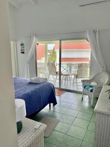 Rúm í herbergi á Lagoon Ocean Resort 2 bdrm/2bath with beach access