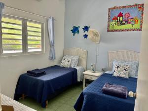 Rúm í herbergi á Lagoon Ocean Resort 2 bdrm/2bath with beach access