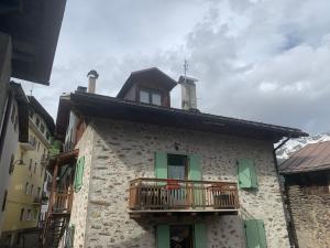 a building with a balcony on the side of it at Appartamento Vacanze Chantal in Peio