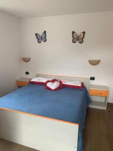a bedroom with a bed with butterflies on the wall at Appartamento Vacanze Chantal in Peio