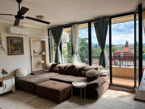 Posezení v ubytování Kazanlak DOWNTOWN Central Apartment Guesthouse with Full Kitchen, Panoramic Views, Self Check-in & Free Parking, Best Value!