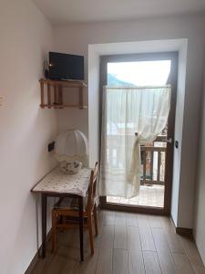 a dining room with a table and a window at Appartamento Vacanze Chantal in Peio +12 photos