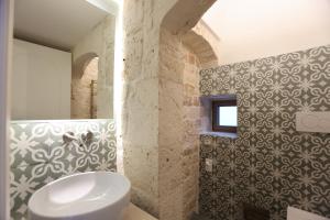 ein Badezimmer mit einem weißen WC und einer Wand in der Unterkunft Dama Your Luxury Stay in Castellana Grotte + 41 Fotos
