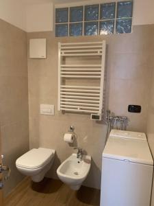 a small bathroom with a toilet and a sink at Appartamento Vacanze Chantal in Peio