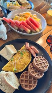 una mesa con dos platos de comida con alimentos para el desayuno en Hotel Cocoliso Island Resort, en Isla Grande